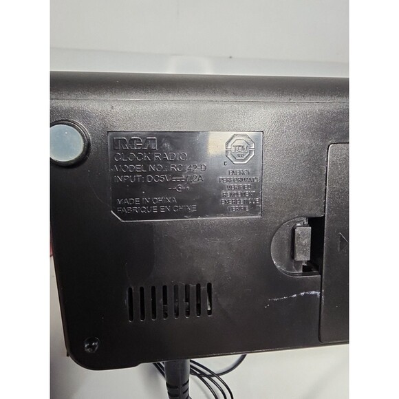 RCA RC142-D AM/FM Radio Alarm Clock with USB. Dial Alarms, Audio In your phone - Picture 7 of 7